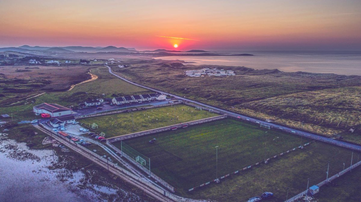 FanadUtdFc's tweet photo. Beautiful sunset over Traigh-a-Loch this evening ❤️🖤 https://t.co/RQOfYIWqgO
