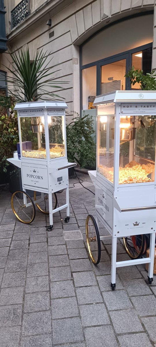 PilyEventsnComm's tweet image. En prestation sur les champs Élysées. #popcorn #popcornmachine #alouer #anniversaire #lancementdeproduit #event #eventplanner #eventplanning #paris #france #bookusnow #contactez_nous
