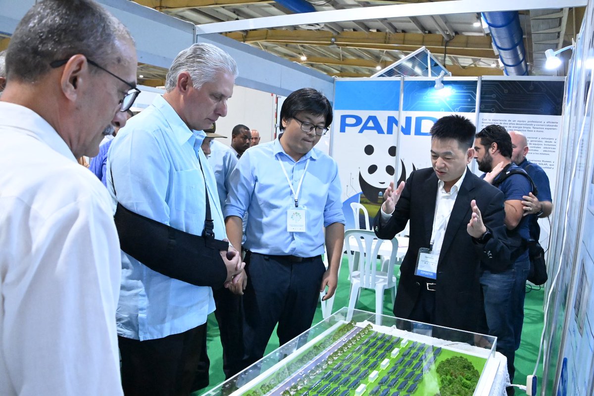 PresidenciaCuba's tweet photo. 🇨🇺| El presidente @DiazCanelB recorrió el recinto ferial de Pabexpo, donde se desarrolla la III Feria de Energías Renovables, que ha apostado por la promoción de nuevas tecnologías y la búsqueda de inversiones en un sector muy impactado por el bloqueo de Estados Unidos a la Isla. https://t.co/sQYZM7vktj
