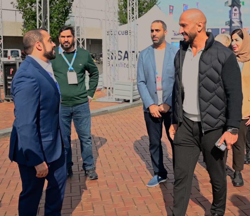 القيادات الإماراتية دائما "استثناء" في عالمنا العربي وهم مصدر فخر لنا .. معالي الشيخ عبدالله آل حامد <a href="/AMB_Alhamed/">Abdulla M Alhamed</a> مع الزميل محمد الحمادي <a href="/8ayed88/">محمد الحمادي - اعلامي</a>