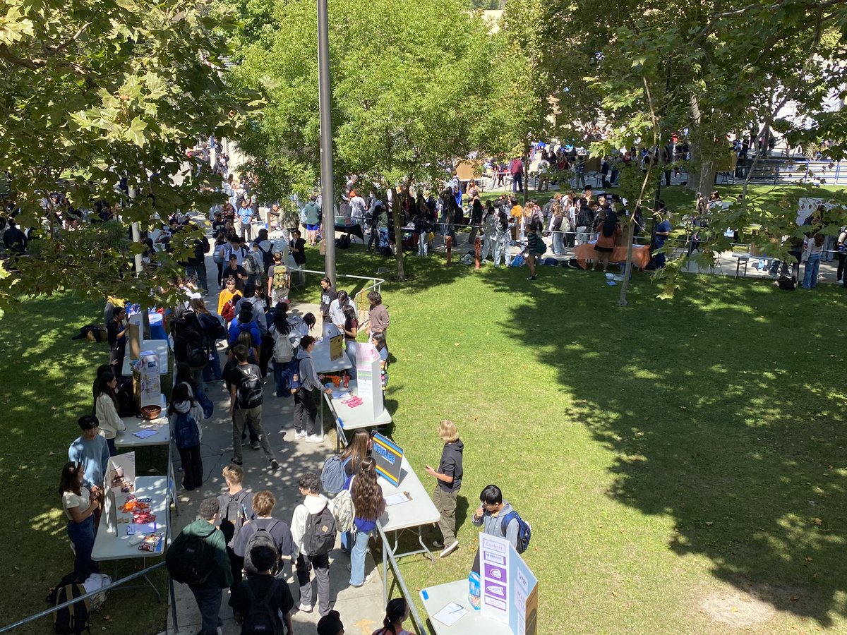 WestlakeHS_CA's tweet photo. Amazing day highlighting our student clubs on campus. Over 70 clubs & interest groups to choose from! #GetConnected #WeAreWarriors #ClubRush @ConejoValleyUSD https://t.co/yEMtNel2PR