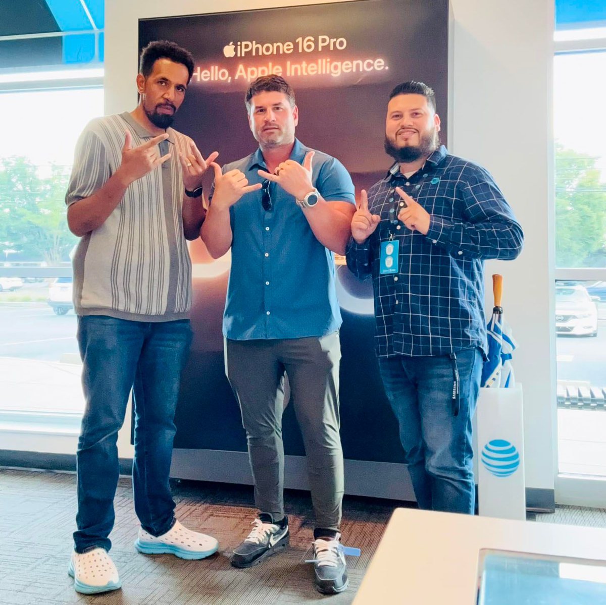 TGIF! It’s an exciting day at Alliance Mobile and Pennsylvania Market Director, James, visited our Lancaster, PA store to hype the team up for the weekend! Be sure to pay them a visit today!