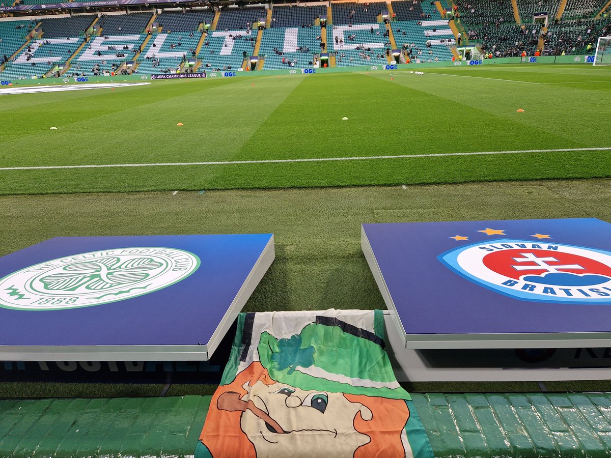 Top of the evening to you. Tremendous night of #UCL entertainment under the lights of the dear ol' Paradise on Wednesday. <a href="/CelticFC/">Celtic Football Club</a> supported as always by the Bhoys &amp; I with the #LeprechaunFlag ☘️ #CelticSlovan #CelticFC #UEFAChampionsLeague
