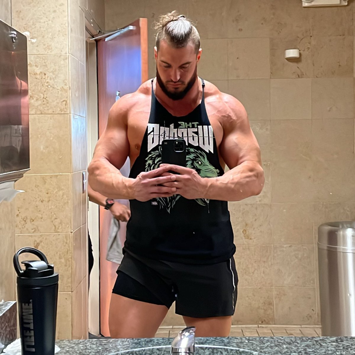 RealMaxMercer's tweet photo. There's not much more satisfying than a solid workout to kick off the weekend after working all week. #MaximumMuscle https://t.co/20dUUQ1Mc9