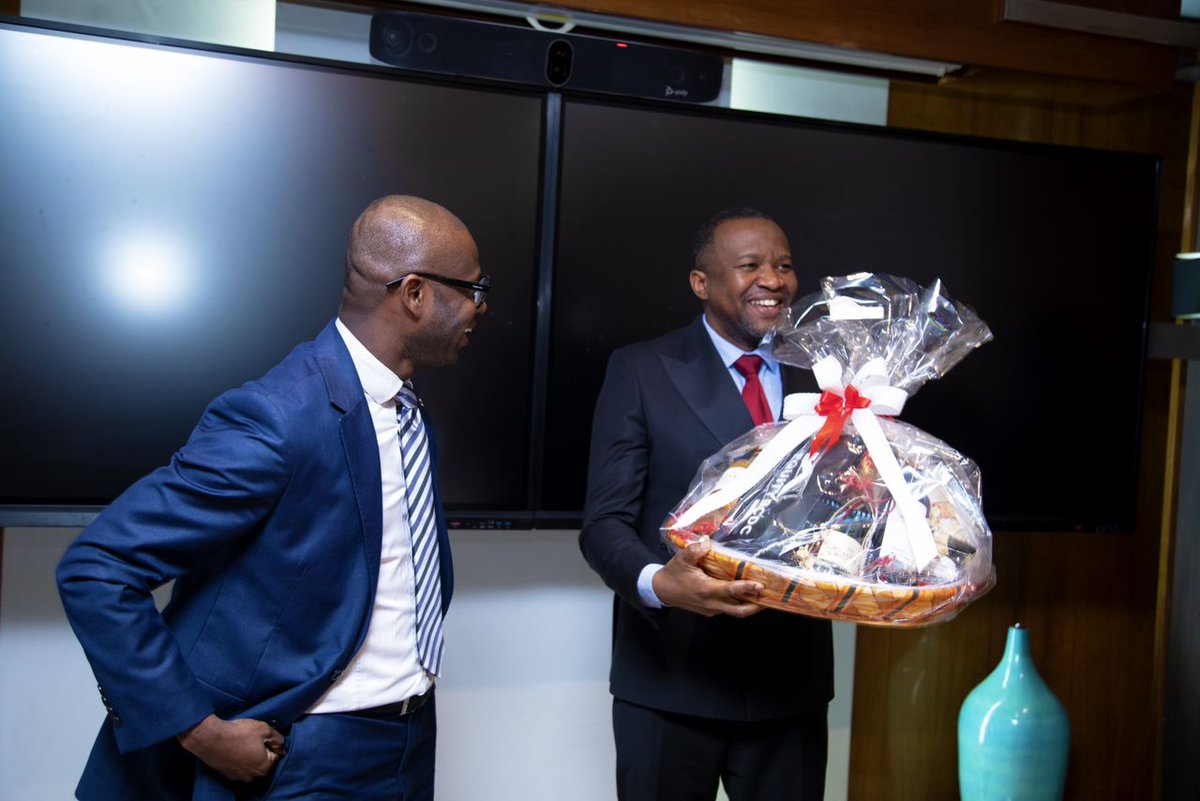 CelestinMukeba's tweet image. Je tiens à exprimer ma profonde reconnaissance envers l'équipe #EquityBCDC pour avoir transformé mon anniversaire en une célébration mémorable.
C'est un privilège d'appartenir à une équipe aussi remarquable.
#Merci #Anniversaire