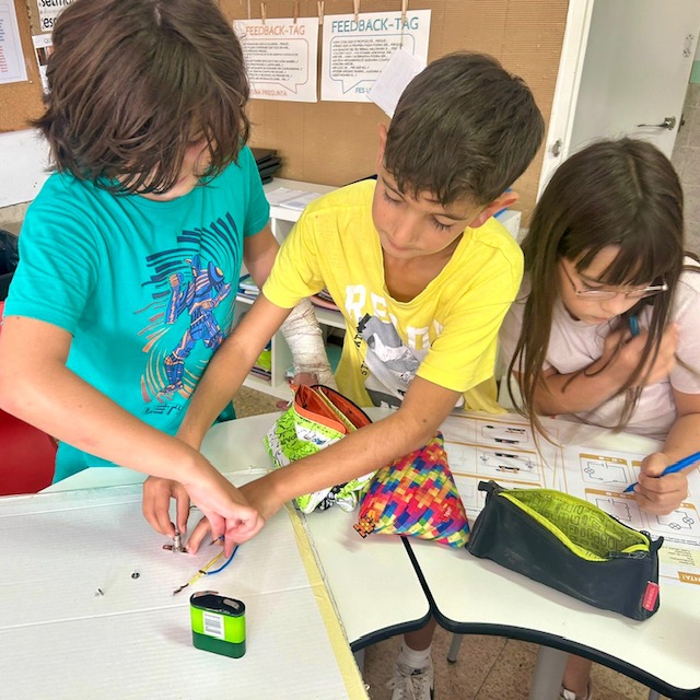afalaimmaculada's tweet photo. Laboratori Elèctric: Comença el Laboratori Elèctric de C. Superior! Un espai per activar l’experimentació i el pensament científic! 

  https://t.co/KC1gIq4m4d post @LaImmaculadaVD https://t.co/mRV9s7i3H1