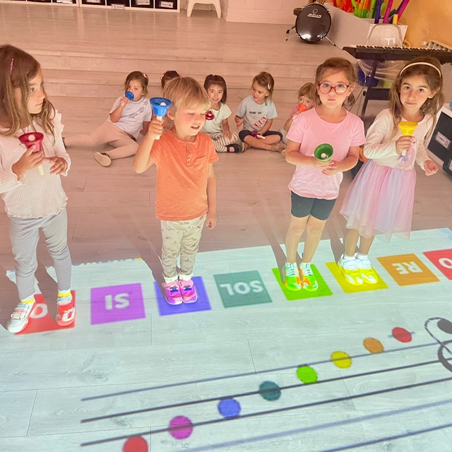 afalaimmaculada's tweet photo. Notes musicals: Quina nota sóc? Les nenes i els nens d’I5 es col•loquen sobre el pentagrama per identificar les diferents notes musicals. 

  https://t.co/WmHTxcSXCg post @LaImmaculadaVD https://t.co/3LPzIn0OmE