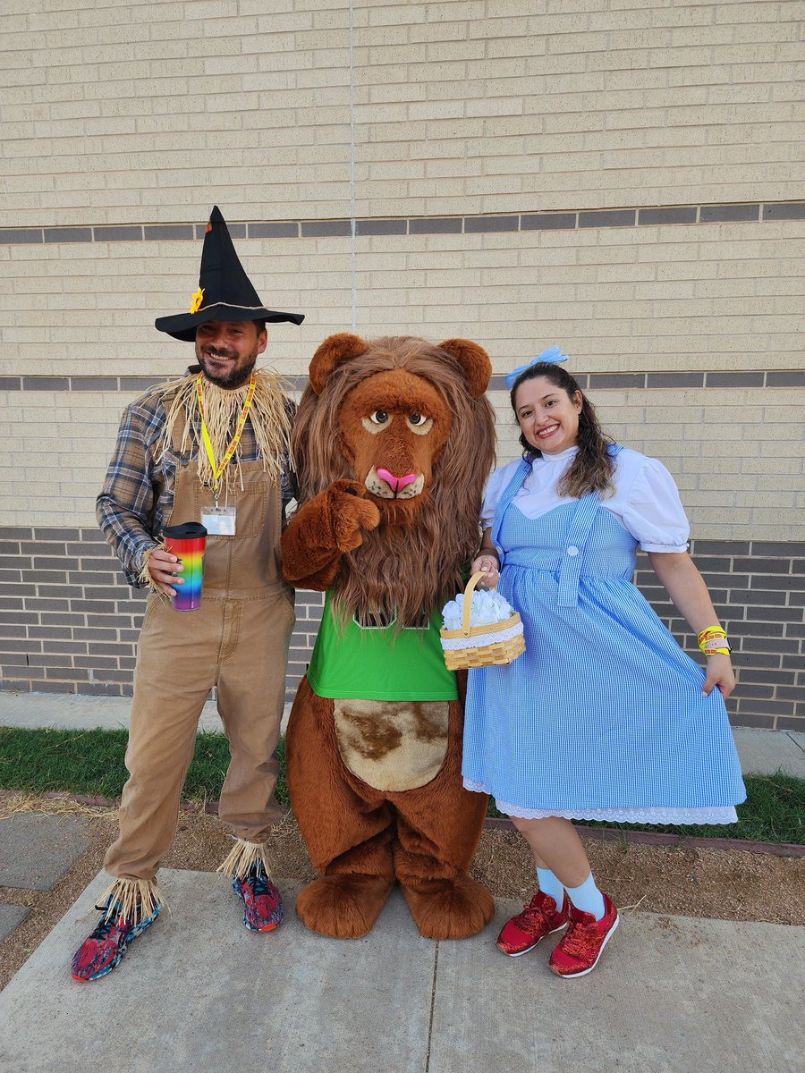 DLE_Lions's tweet photo. Palooza 2024 is in full swing, and there’s truly no place like Leonetti!  We had some very special visitors at morning arrival today.  Huge shoutout to our amazing parent volunteers - you make all the difference!  #thegreatestplacetobe https://t.co/64BONZ4tBs