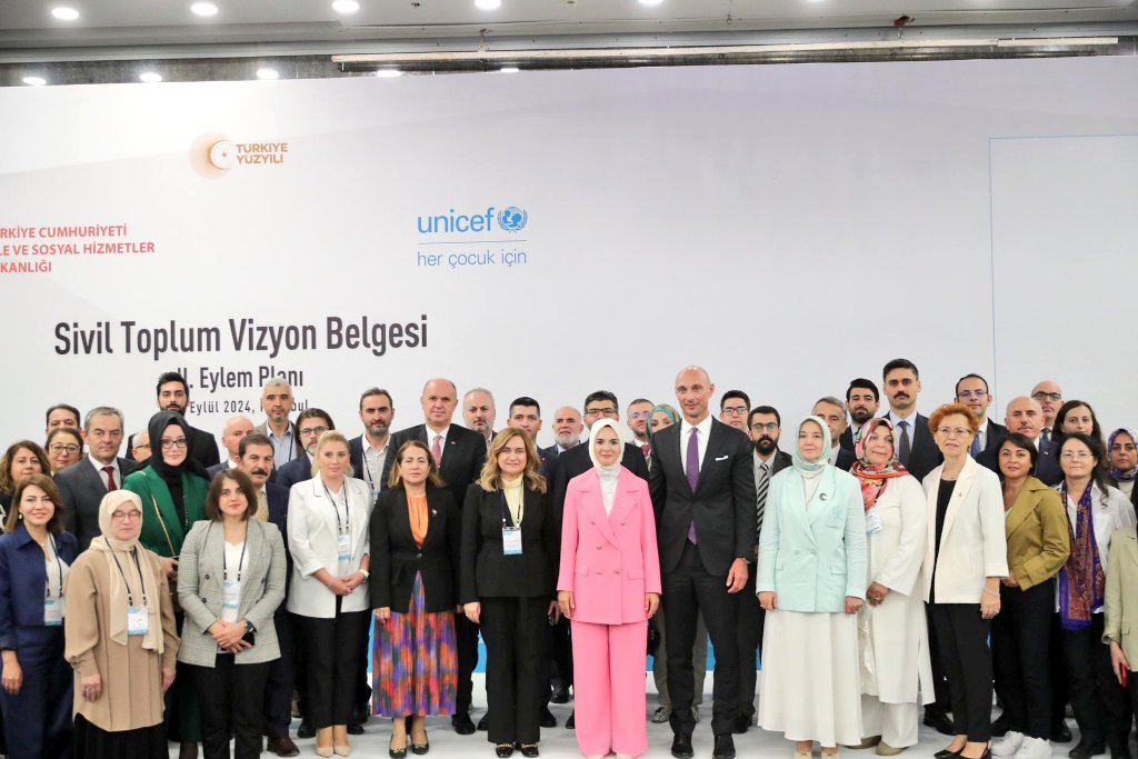 SayimMadak's tweet photo. 📍 İstanbul 

Bakanımız Sayın @MahinurOzdemir'in riyasetinde Sivil Toplum Vizyon Belgesi ve 2. Eylem Planımızın Tanıtımını İstanbul'da gerçekleştirdik.

Sivil Toplum ve özel sektör kuruluşlarımızın etkin ve nitelikli katılımı ile #TürkiyeYüzyılı'na yakışır sosyal politika ve projelerin gerçekleştirilmesine vesile olacağına inandığımız vizyon belgesinin hayırlı olmasını diliyor, katkı sunan herkese şükranlarımı sunuyorum.