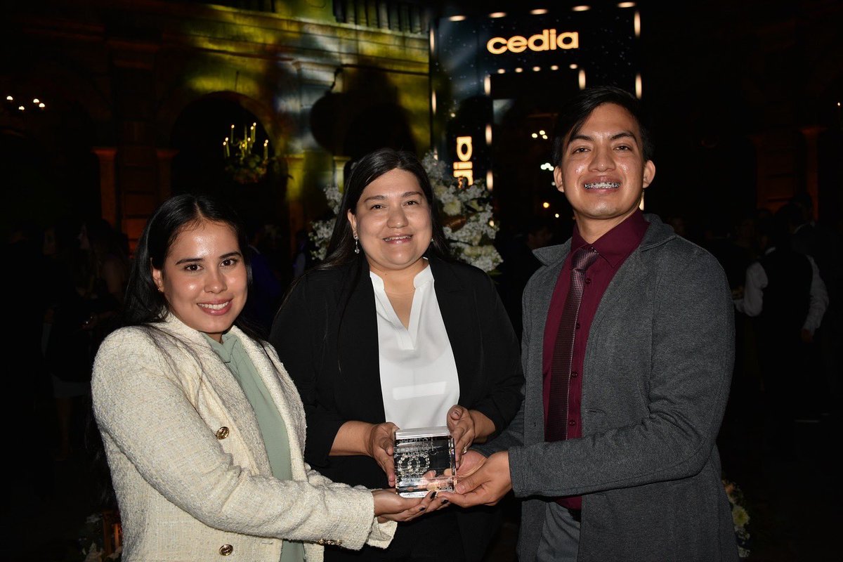 La Directora del proyecto Dra. Priscila Valverde recibió el reconocimiento en la ceremonia de premiación y destacó que este es un logro compartido en colaboración con el Dr. Leonardo Gutierrez de la <a href="/ugent/">UGent</a>  <a href="/UPacifico_EC/">UPacifico Ecuador</a>  Director internacional del proyecto.