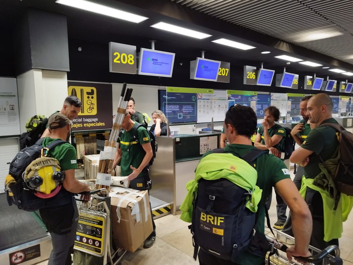 AT_Brif's tweet photo. ✈️#LasBRIFconBolivia🇧🇴

El equipo #BRIF-#FAST volarán repartidos en dos vuelos a las 22:00 y 23:35 horas rumbo a #Bolivia y llegarán a destino Santa Cruz de la Sierra, después de 11 horas de viaje.

Buen viaje a todos!

Somos #BomberosForestales #BRIF de @mitecogob. https://t.co/kZI6lF7rTR