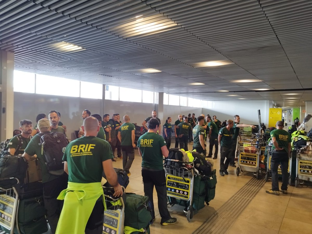 AT_Brif's tweet photo. ✈️#LasBRIFconBolivia🇧🇴

El equipo #BRIF-#FAST volarán repartidos en dos vuelos a las 22:00 y 23:35 horas rumbo a #Bolivia y llegarán a destino Santa Cruz de la Sierra, después de 11 horas de viaje.

Buen viaje a todos!

Somos #BomberosForestales #BRIF de @mitecogob. https://t.co/kZI6lF7rTR
