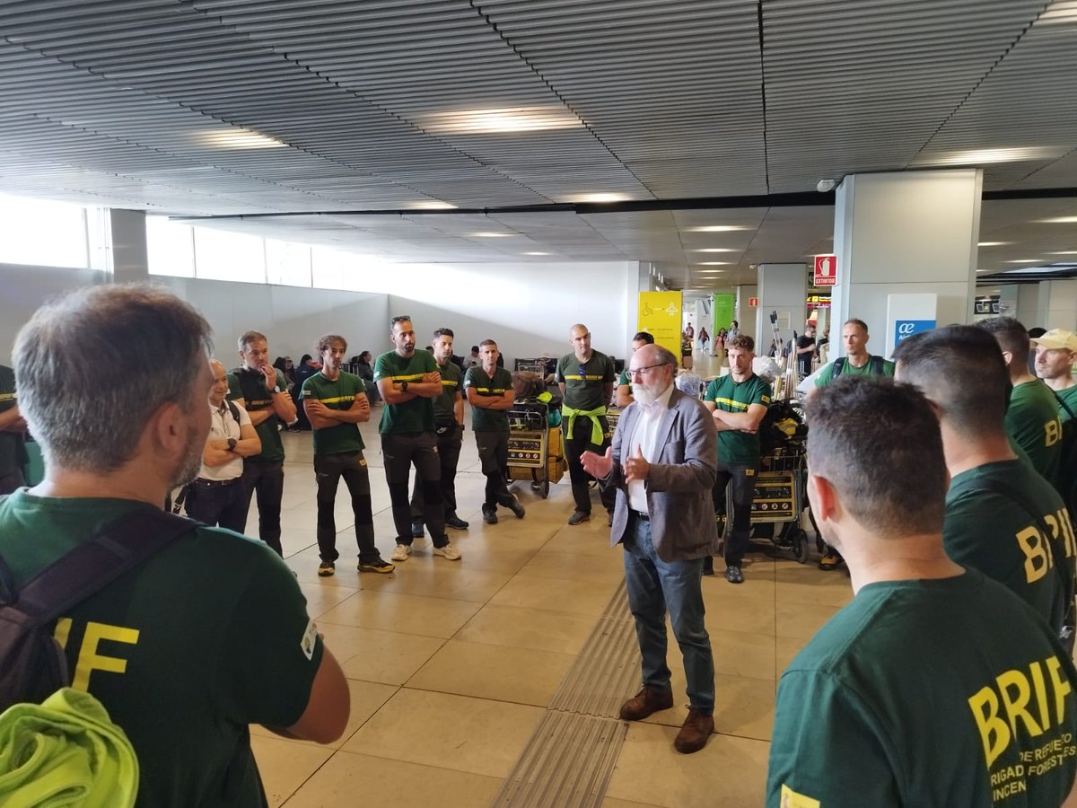 AT_Brif's tweet photo. ✈️#LasBRIFconBolivia🇧🇴

El equipo #BRIF-#FAST volarán repartidos en dos vuelos a las 22:00 y 23:35 horas rumbo a #Bolivia y llegarán a destino Santa Cruz de la Sierra, después de 11 horas de viaje.

Buen viaje a todos!

Somos #BomberosForestales #BRIF de @mitecogob. https://t.co/kZI6lF7rTR
