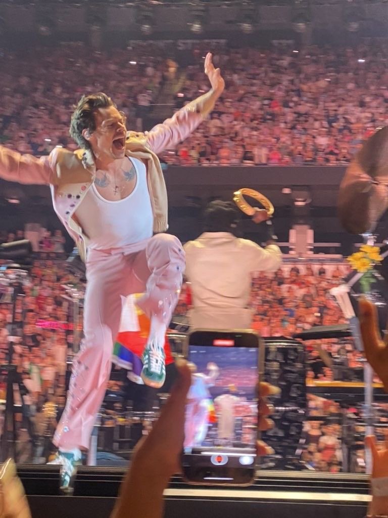 loveharryxox's tweet image. “money can’t buy happiness” clearly you’ve never been to love on tour.