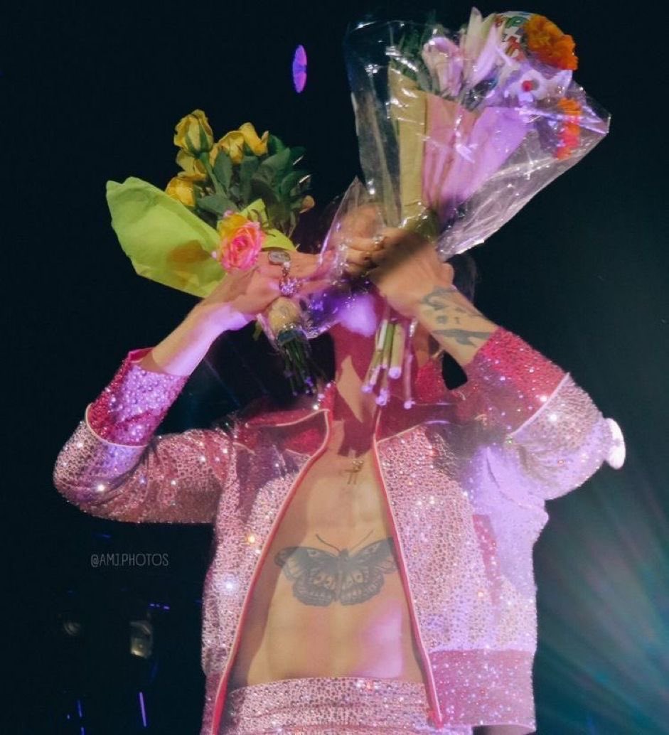 loveharryxox's tweet image. “money can’t buy happiness” clearly you’ve never been to love on tour.