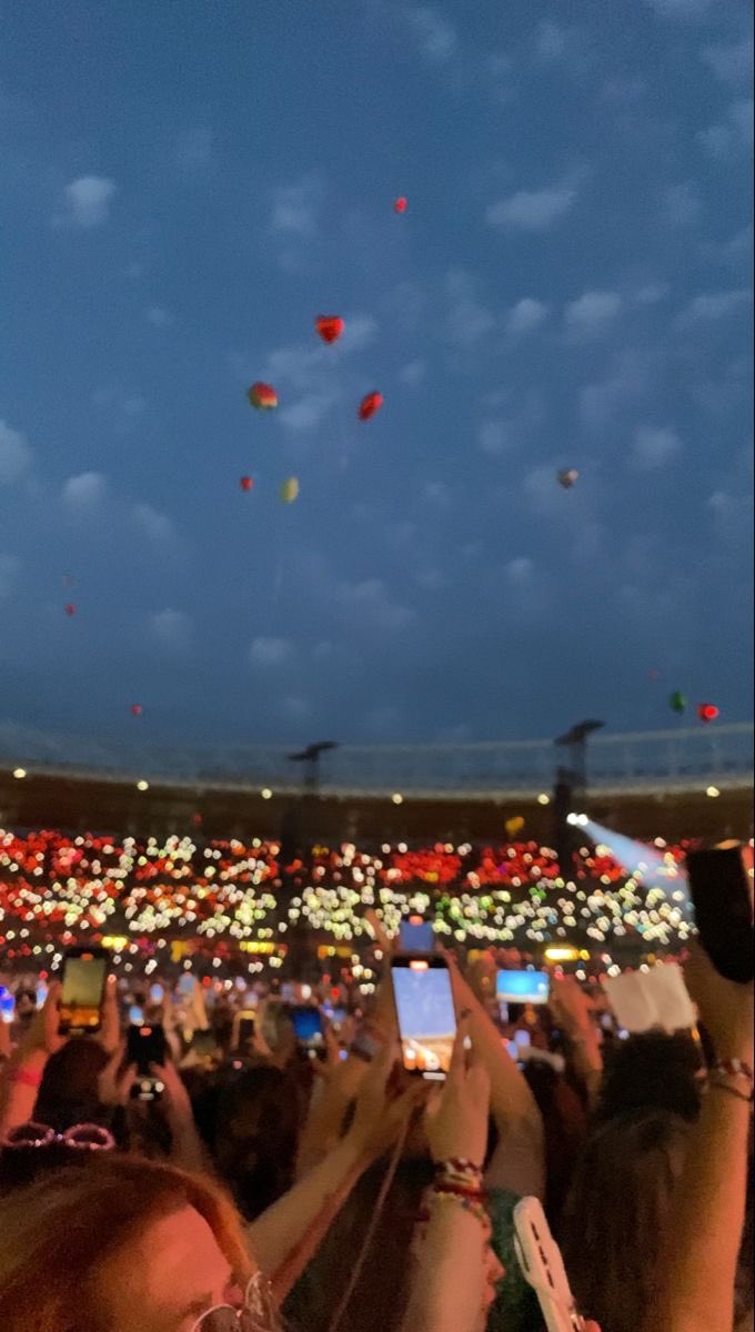 loveharryxox's tweet image. “money can’t buy happiness” clearly you’ve never been to love on tour.