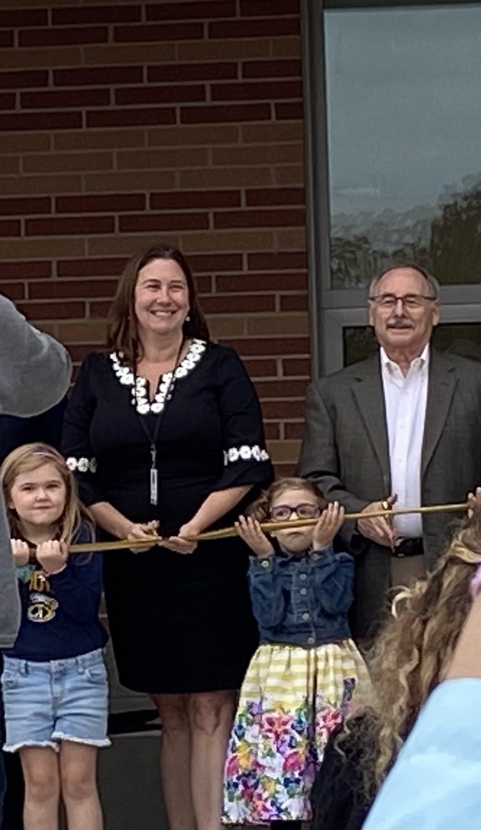 APS_AsstSup's tweet photo. Ribbon cutting day at West Elementary!🎉 https://t.co/mHptq1uK6i