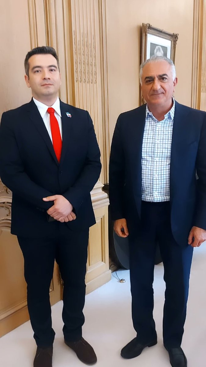 FarhadiIvar's tweet image. به بهانهی سخنرانی درخشان شاهزاده رضا پهلوی
بعید میدانم هیچ ولیعهد و وارث تاج و تخت تبعید شدهای در طول تاریخ مانند ایشان ۴۵ سال بیوقفه برای آزادی کشورش مبارزه کرده باشد. او «مرگ بر شاه» را شنید و تخریب آرامگاه رضاشاه را دید. همچنین، مردمی را مشاهده کرد که زیر عبا و عمامهی…