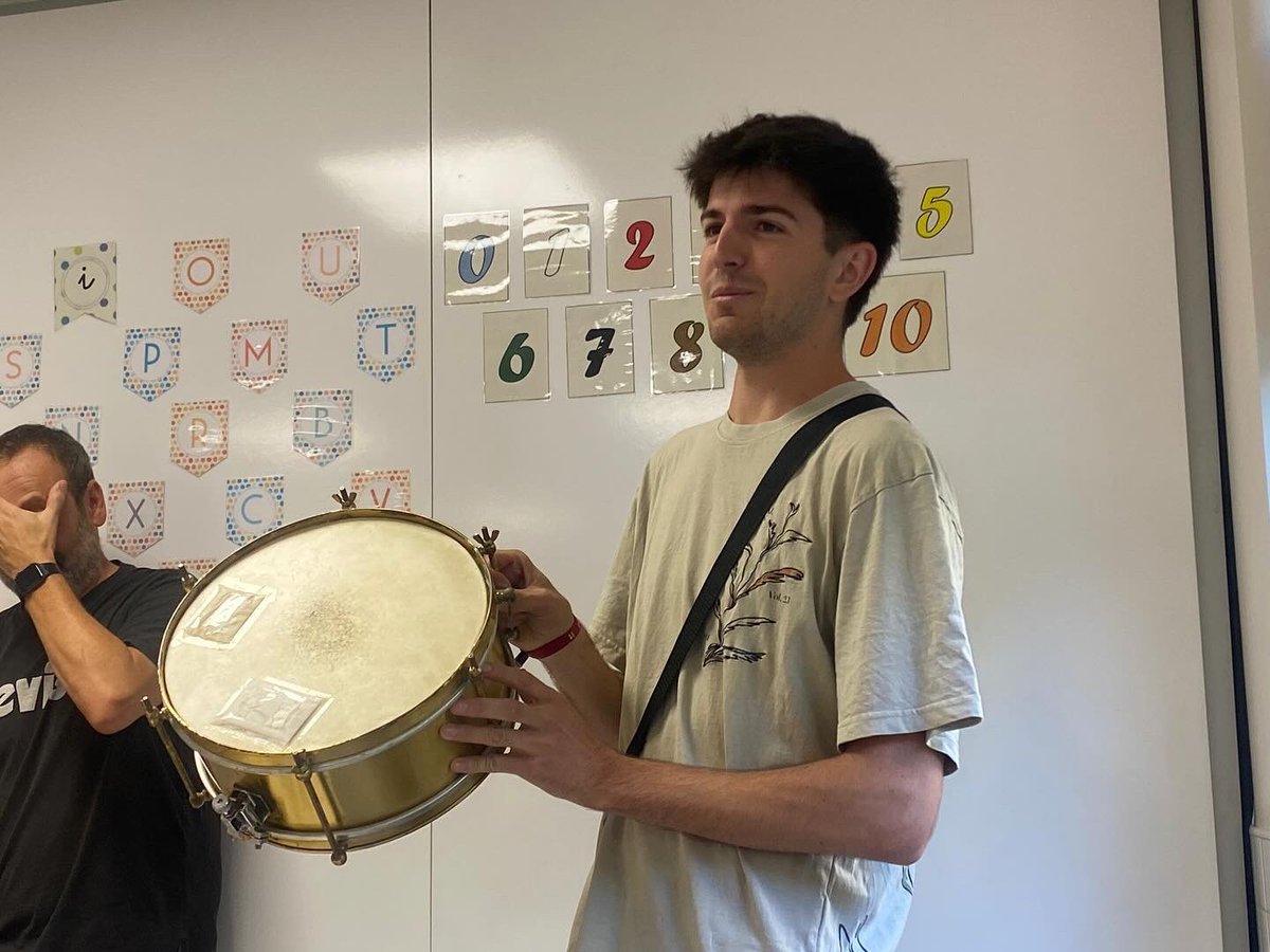 Aquest dilluns van venir el Roger, l’Oriol i el Ferran de l’@auladesons per poder fer un tastet de l’extraescolar de música amb el timbal i la gralla.
#consolación #consolació #consolaciónEduca #consolacióEduca #auténticos #autèntics <a href="/ETEConsolacion/">Colegios Consolación 💙</a>