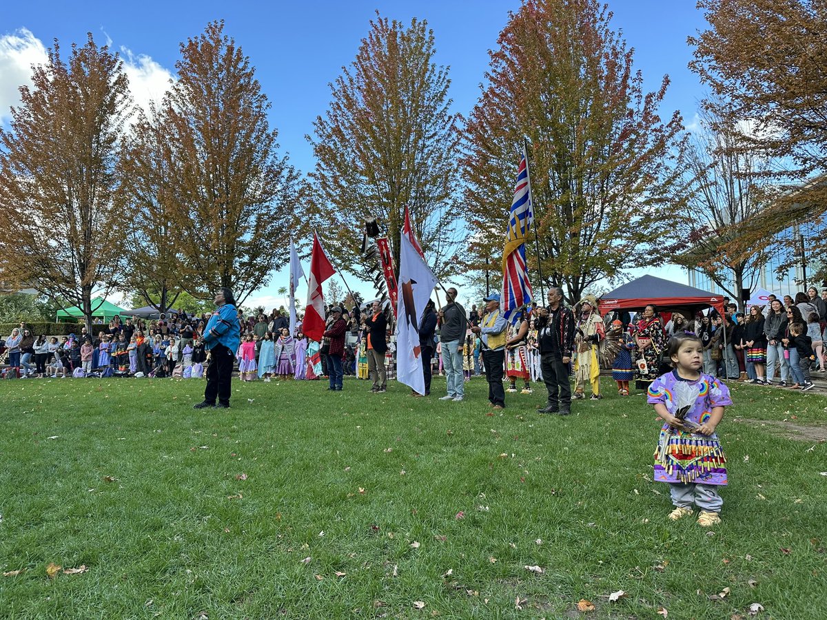 KelownaCapNews's tweet photo. Some sights and scene from the 15th annual Youth Powwow at @OkanaganCollege in #Kelowna https://t.co/bvP1Jo8JxY