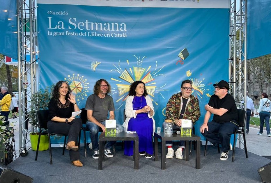 Vanessa 🤘❤️ @librorumpodcast (@van_hessa) on Twitter photo Moderar aquesta taula rodona sobre Música i Literatura contemporànies, tot presentant la novel·la Veu de Foc, de Neus Arqués i Jordi Meya, a <a href="/LaSetmana/">La Setmana</a>, ha sigut una experiència fantástica. M'ho he passat súper bé.
*Momentasso estel·lar quan m'han "microfonado" 🤣🤘😎 Gràcies! Moderar aquesta taula rodona sobre Música i Literatura contemporànies, tot presentant la novel·la Veu de Foc, de Neus Arqués i Jordi Meya, a <a href="/LaSetmana/">La Setmana</a>, ha sigut una experiència fantástica. M'ho he passat súper bé.
*Momentasso estel·lar quan m'han "microfonado" 🤣🤘😎 Gràcies!