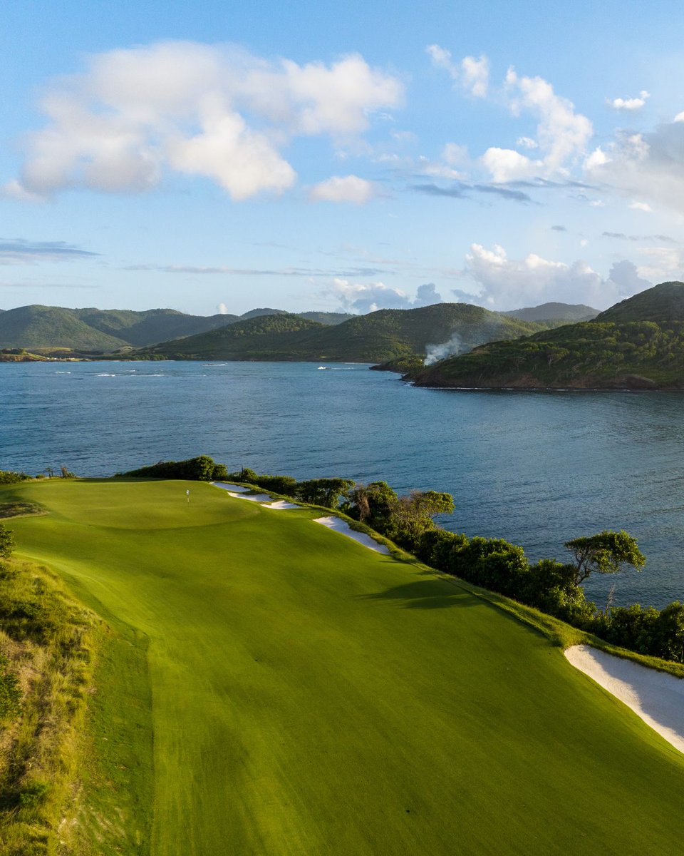 A stunning island vista awaits you on the 14th green at Point Hardy Golf Club.  

📷: Komo Golf