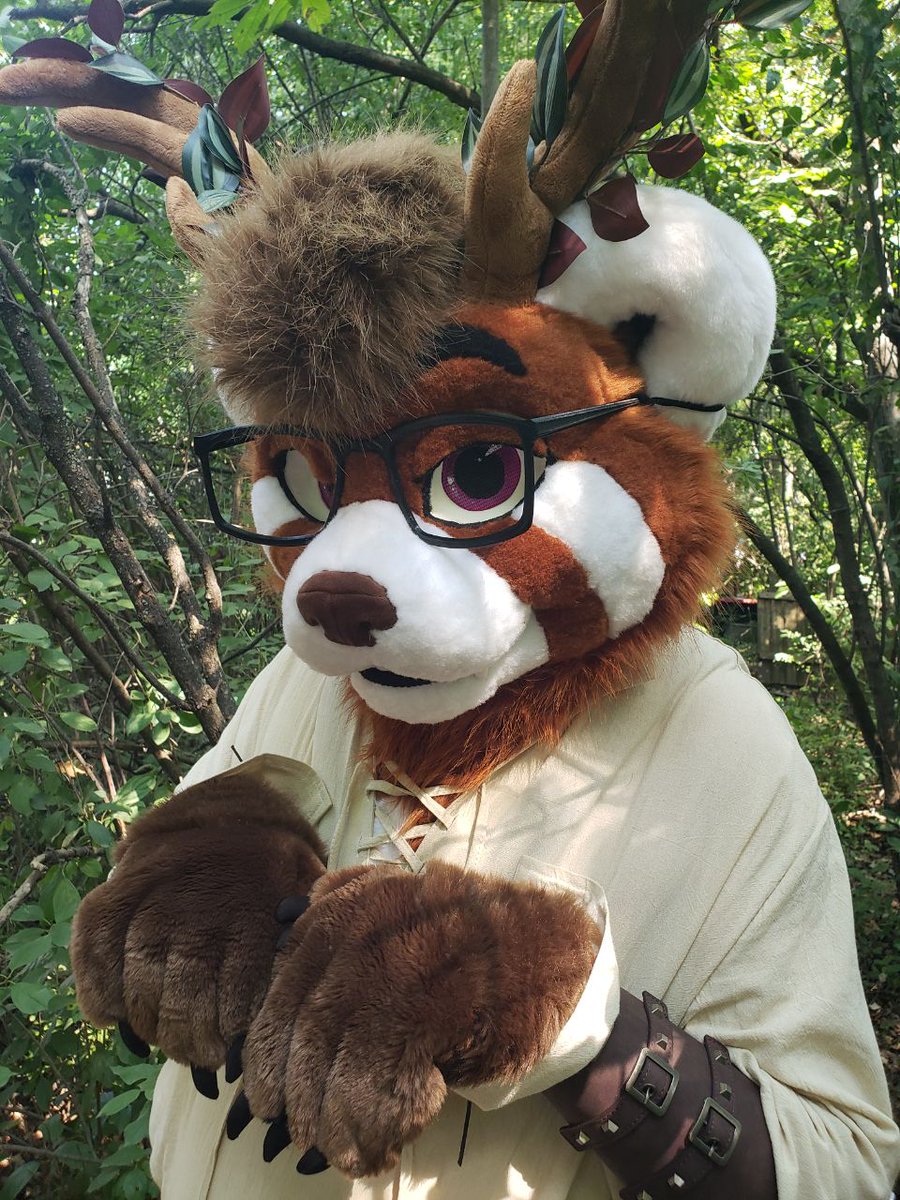 Feeling cute at the Ren faire!!
Awaaaaah!

#FursuitFriday #Fursuits #Wah