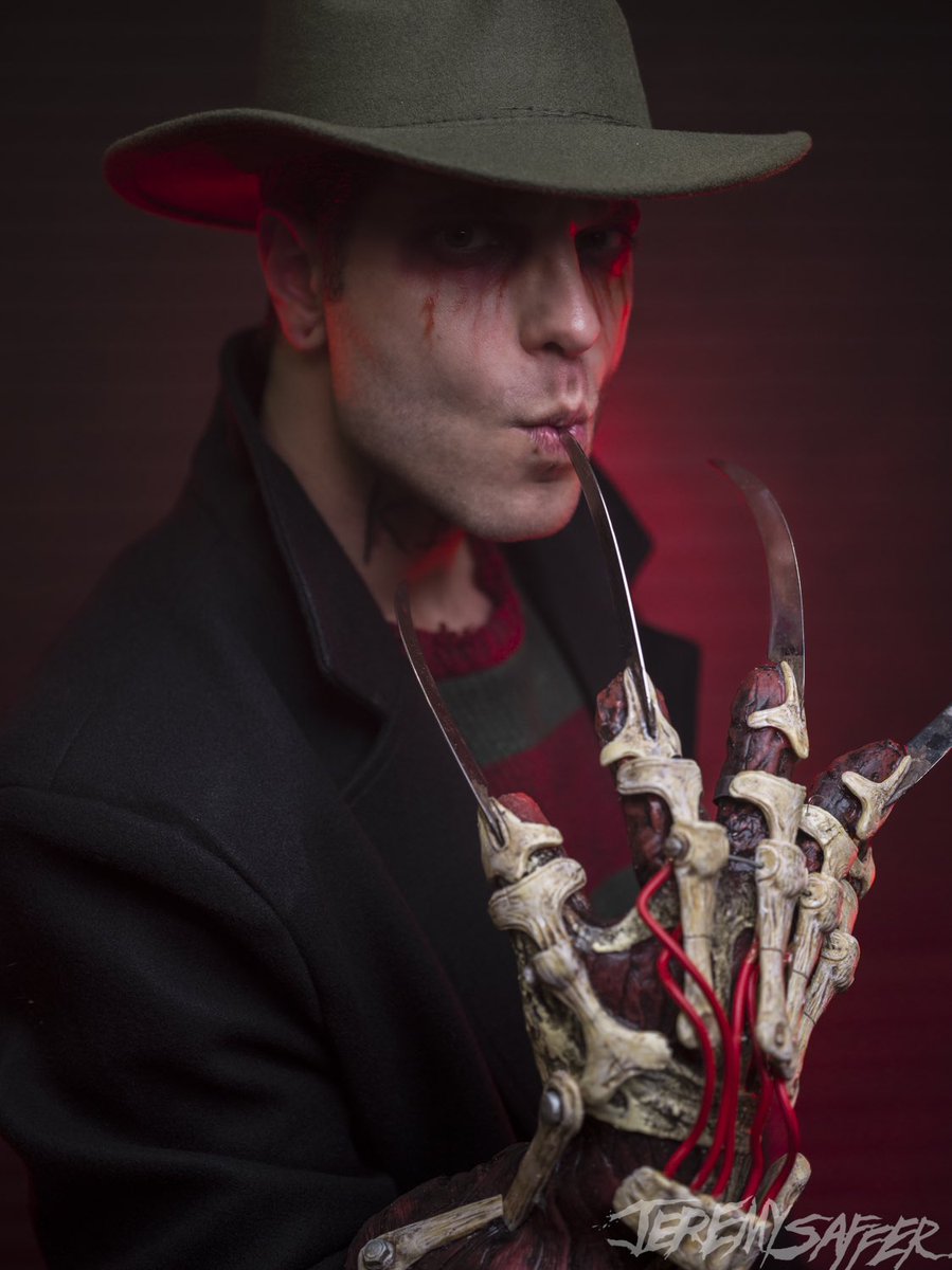 spencerink's tweet photo. A photo of my ‘New Nightmare’ glove by the one and only @jeremysaffer at last weekend’s @SilverScreamCon https://t.co/Ok08MtecfE