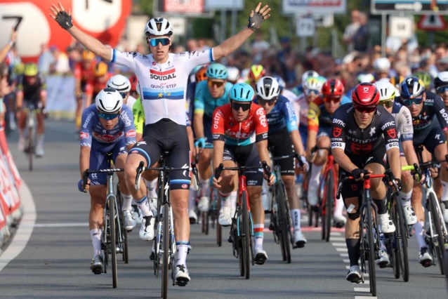 NieuwsTielt's tweet photo. Neoprof Warre Vangheluwe helpt Europees kampioen Tim Merlier aan de zege in Koolskamp: “Er zit nog steeds snee op” https://t.co/Ye5AtNp5NK https://t.co/AFviV3pppT