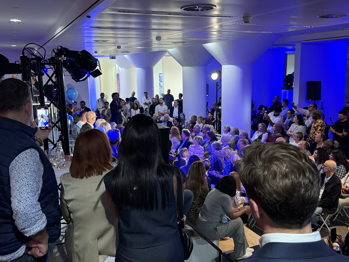 J’en ai fait des événements de campagne et rien à dire: il y a une super énergie à la ville de Bruxelles. C’est bientôt fini le Blues du Bruxellois! youtu.be/riwEsGMrqO4?fe… 💙 Bravo à tout les candidat(e)s! 💪🏻