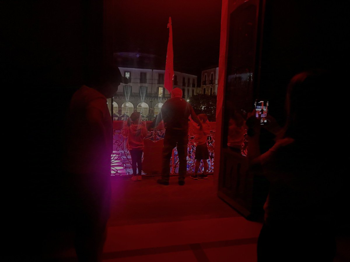 Aloña Mendiren 75. urteurreneko ekitaldi nagusia izan dugu herriko plazan.

Izugarria, egindako bidea, jende askoren ahaleginaren fruitu. 14 sail, 2.400 federatutik gora, 270 teknikari, ehunka boluntario...

Ospatzekoa, egindakoa, eta, ospatzekoa, egiteke dagoena.

Aupa Aloña!