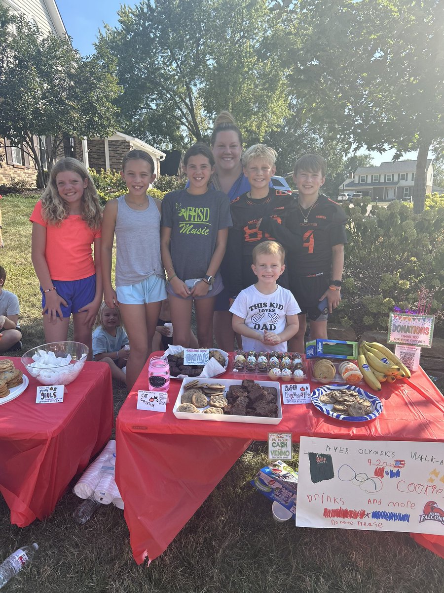 So happy I got to stop by and support these sweet <a href="/ayerelementary/">Ayer Elementary</a> falcons raising money for the Walk-a-thon! ❤️🍪🍭 <a href="/BethanySchmidb2/">Bethany Schmidberger</a>