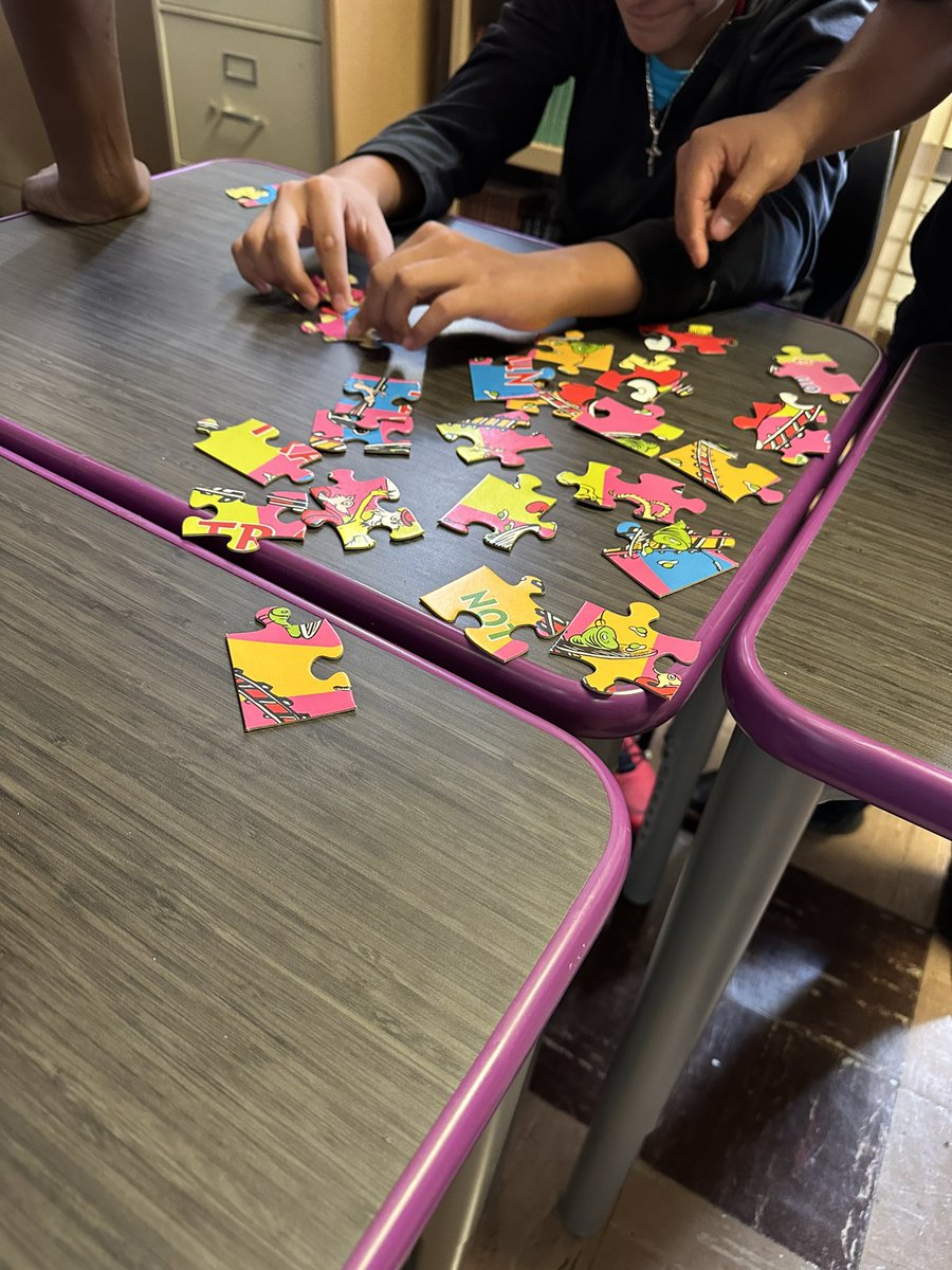 #FunFriday “blind puzzle” 🧩 day to highlight the importance of #collaboration &amp; #GrowthMindset ! One group stayed after the bell, last class on a Friday, because they wanted to persist and complete their puzzle! #MissionAccomplished 🥳 <a href="/AVID4College/">AVID</a> @network14cps
