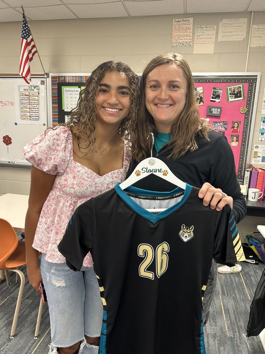 MrsGray_RMS's tweet image. My Jersey, Your Impact This tradition in schools is so cool and I am honored every year I am a recipient. Thanks Sloane 🏐 and Ryland 🏈! 🫶🏼🫶🏼🫶🏼