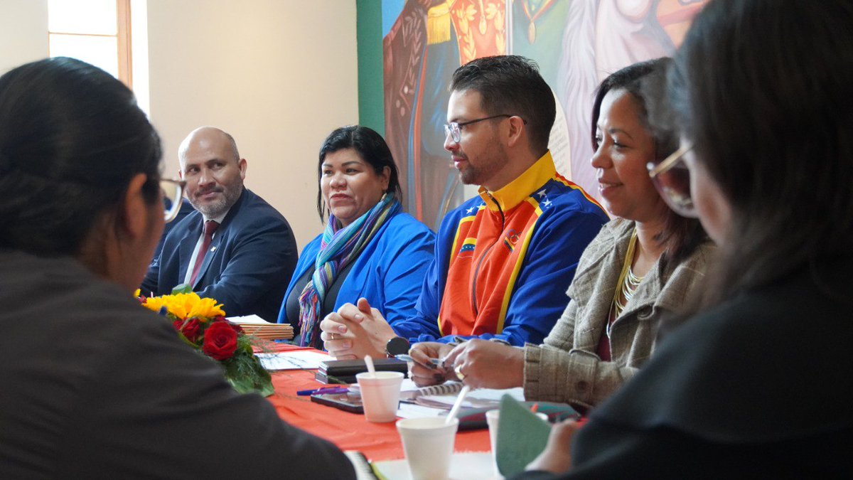 Emb. en Bolivia tweet media