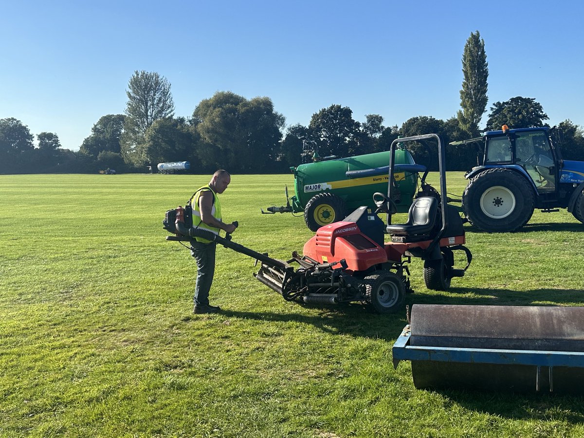 Closing my 27th season of turf, i’ve picked up a few nuggets of sayings. None better than “your equipment and shed should represent what you are trying to achieve on turf”. Craig from Talbots this week blowing off the mower after a tough day on challenging remote grow in. ⁦