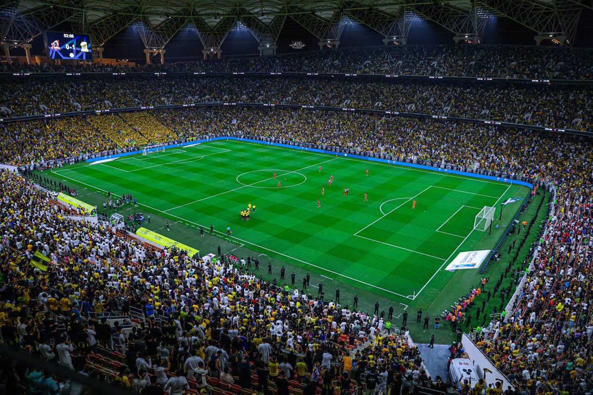 FH_MHY's tweet photo. رسالة لجمهور #الاتحاد 🟡⚫️
مباراة الهلال مهمة وضرورية جدًا وكلاسيكو له قيمته ومكانته وتأثيره بدون ادنى شك، وراح نلعب المباراة برغبة الفوز !
لكن الدوري عبارة عن 34 جولة، وما بعد مواجهة الهلال 'أيًا كانت النتيجة' تبقى 30 جولة بها 90 نقطة في الملعب، لابد نعطي كل مباراة أهميتها وقيمتها، ونستمر في الرغبة الكبيرة والقِتال حتى أخر رمق..
الدوري سباق وماراثون طويل المسافة، فيه تقلبات كثيرة وتحديات عديدة وصعوبات متفاوتة من مباراة لأخرى ..
يفوز باللقب الفريق الأقل اخطاءً والأكثر ثباتاً وتماسكاً، وباذن الله فريقنا قادر لكن بشرط دعمنا له ووقفتنا معه وبشرط أن الجميع يستشعر المسؤولية ويدرك أن النجاح يتطلب مجهود مضاعف من الجميع.