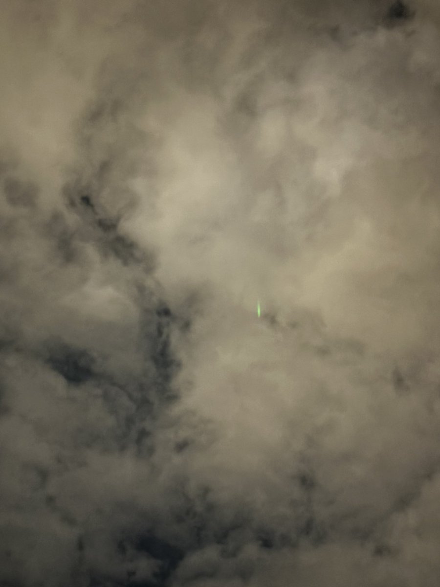 Algú més veu una línia verda al cel? Com un làser? Què és? <a href="/beteve/">betevé</a>