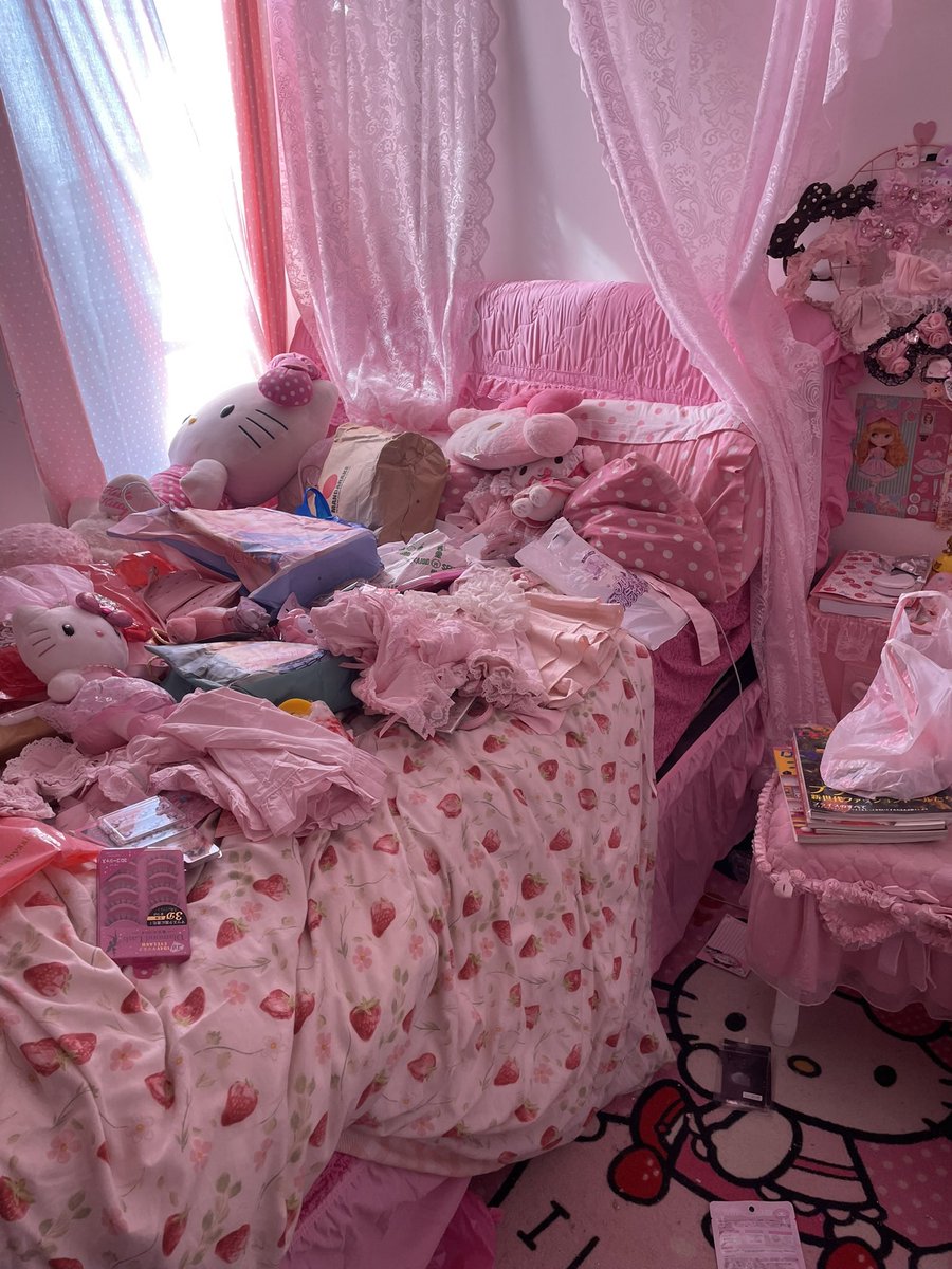 princessedolll's tweet photo. That’s how my room looked like after that haul #girlmess https://t.co/SDumO0z9ZF