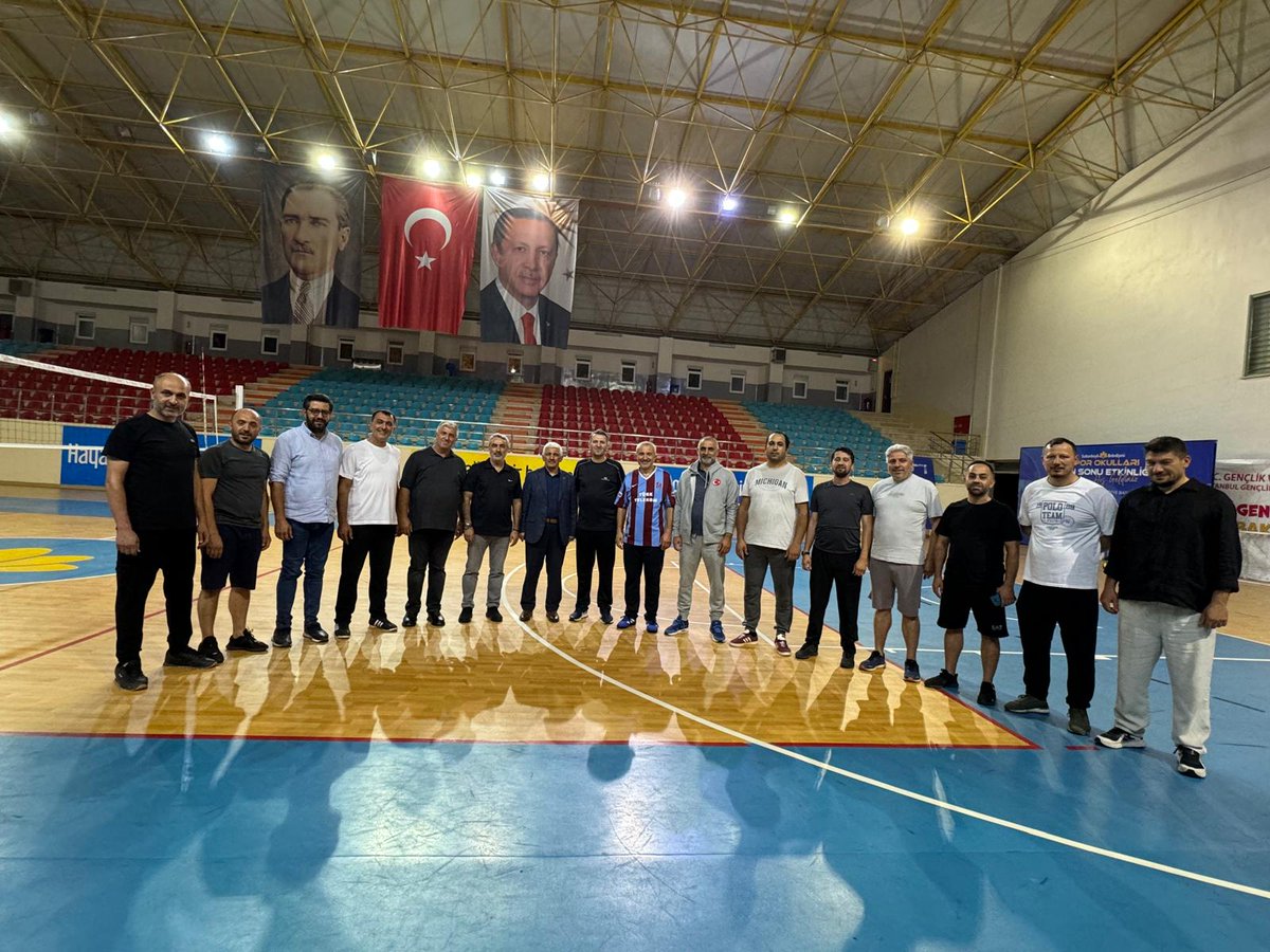 akcekmekoy's tweet photo. @aksultanbeylim İlçe Başkanlığı ile Voleybol🏐 #DostlukMaçı’mızı eğlenceli bir şekilde tamamladık. Heyecanla ve keyifle geçen maçda kazanan dostluk oldu.🏆🏅

Katılım gösteren teşkilat mensuplarımıza katkılarından dolayı teşekkür ederiz. 
Spor aktivitelerimiz devam edecek... https://t.co/VzxFHHn9tM