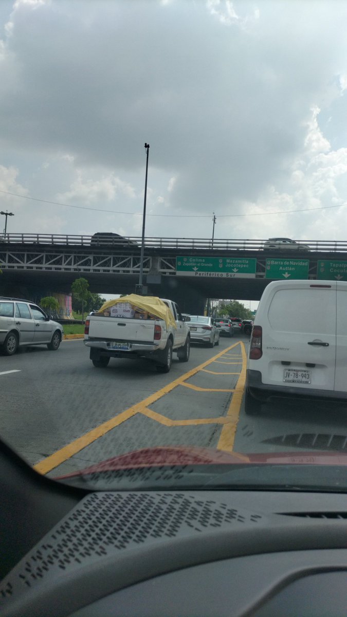 enerirecocla's tweet photo. @EddiEsqueda @sergiorobles01 @Trafico_ZMG Pues hasta más allá de las fuentes sigue el tráfico incluso 2 HRS después del post original. https://t.co/aV84x58zuQ