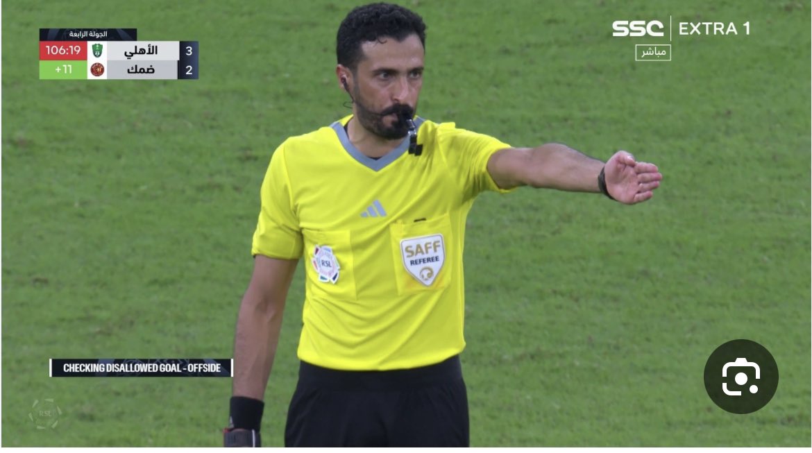almalki3333's tweet photo. عزيزي الحكم: وجود تقنية ڤار لا يعني أن تؤدي المباراة بضعف مخل 
ماذا لو تعطل ڤار في مبارة #الاهلي اليوم ؟ 
كان سيفقد نقطتين مهمة بسبب أخطاء غريبة  وفضيحة بكل ماتعنيه الكلمة لماذا فضيحة؟
لأن في كرة القدم :
1- ضربة الجزاء 
2- التسلل
لا يتخذ فيها قرار إلا اذا ((((شاهدت ))))
فكيف شاهدت تسلل غير موجود أو اعاقة داخل المنطقة غير موجودة؟
ل��لك الافضل في هذه الحالة ان يكون هناك تسلل لم تشاهده ويصحح لك الفار أما أن تشاهد تسلل غير موجود ويصحح لك الفار فتلك هي الفضيحة والطامة والكارثة والتي يفترض أن تخصم من تقييم الحكم أكبر مايمكن .