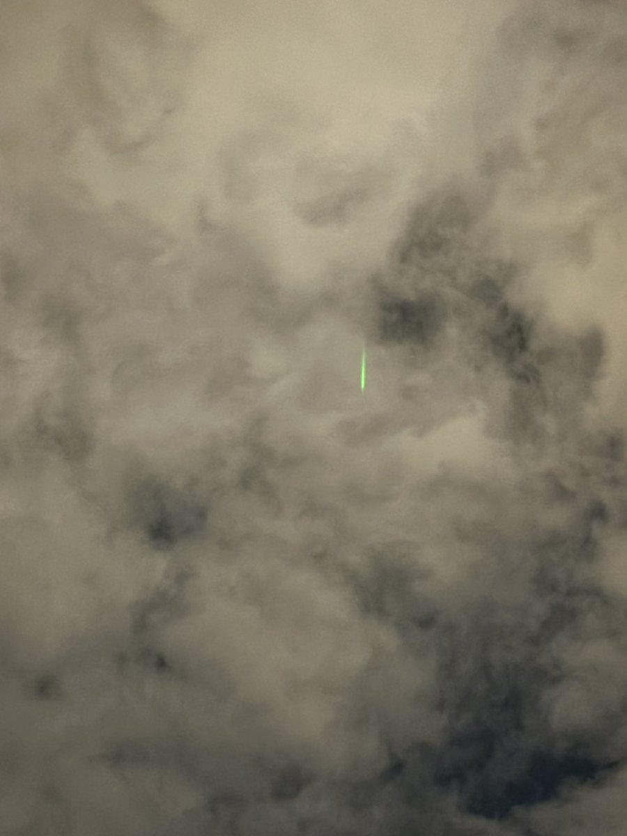 Línea verde fija en el cielo de Barcelona