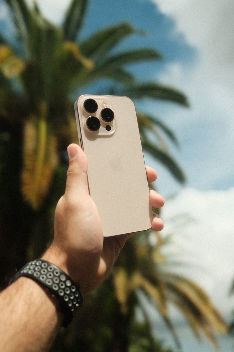 rives305_'s tweet image. Happy iPhone day to all who celebrate #16pro #DesertGold