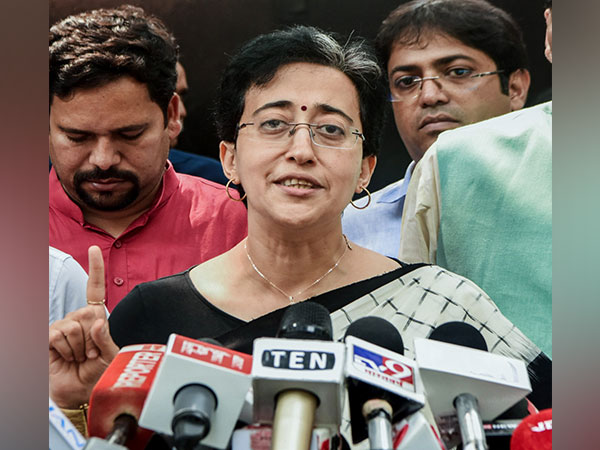 AsianNewsInter1's tweet photo. President Murmu officially appoints Atishi as Delhi CM; accepts Kejriwal's resignation

Read @ANI Story | https://t.co/tyOoW4AQhM
#DroupadiMurmu #Atishi #ArvindKejriwal https://t.co/0mnwRn3ClZ