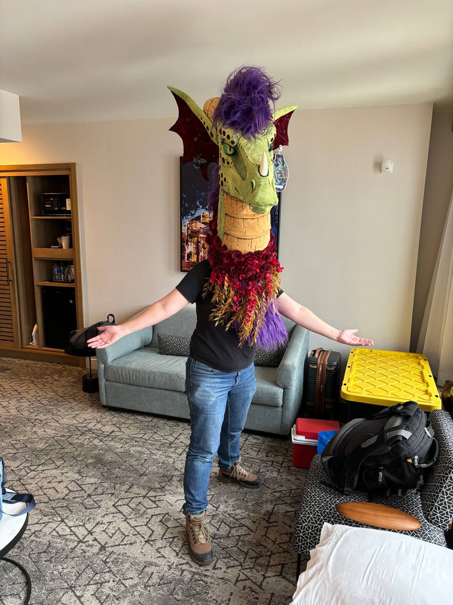 I don't have anything else to post for #FursuitFriday so instead here's something incredibly cursed: quadsuit "poodling" minus the front leg stilts. I'm saving THAT for a rainy day.

📸: <a href="/metricthefox/">Metric Flops</a>