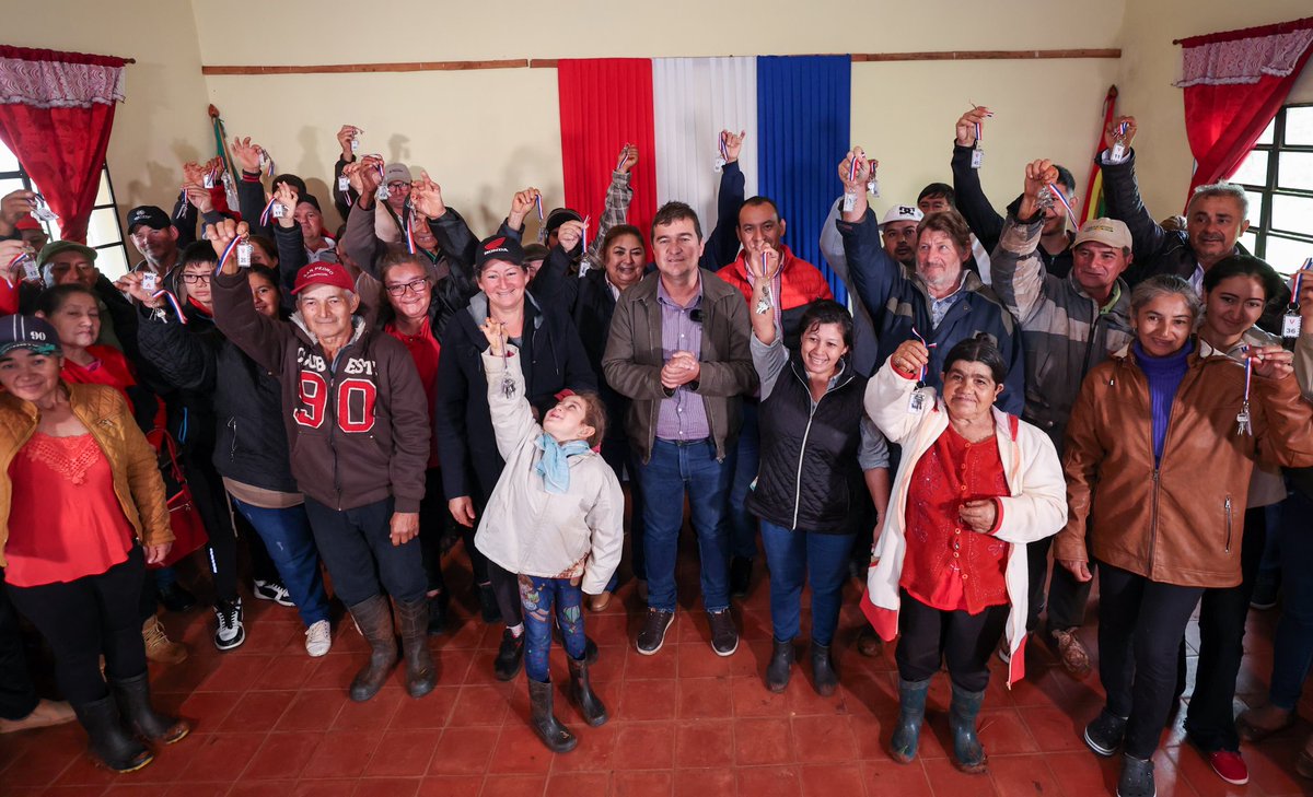 juancbaruja's tweet photo. 📍Itapúa

132 familias recibieron las 🔑 de sus nuevas casas 

Las viviendas benefician a:

✅55 familias del Asentamiento 13 de Junio (Edelira).

✅47 familias del Asentamiento Guarapay (Carlos A. López).

✅30 familias del Comité de Productoras Agropecuarias Sembrando Oportunidades (Carlos A. López).

El acceso a viviendas dignas, seguras y de calidad es uno de los compromisos principales del Gobierno del Presidente @SantiPenap 

#GobiernodelParaguay
