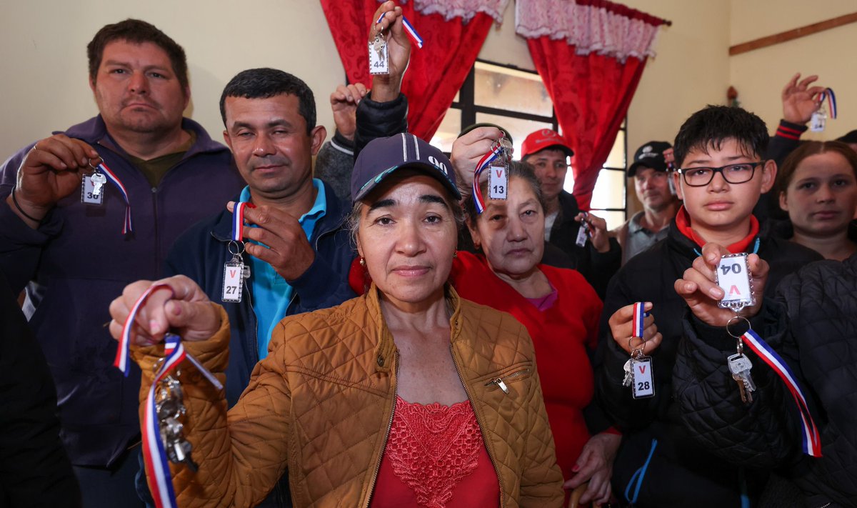 juancbaruja's tweet photo. 📍Itapúa

132 familias recibieron las 🔑 de sus nuevas casas 

Las viviendas benefician a:

✅55 familias del Asentamiento 13 de Junio (Edelira).

✅47 familias del Asentamiento Guarapay (Carlos A. López).

✅30 familias del Comité de Productoras Agropecuarias Sembrando Oportunidades (Carlos A. López).

El acceso a viviendas dignas, seguras y de calidad es uno de los compromisos principales del Gobierno del Presidente @SantiPenap 

#GobiernodelParaguay