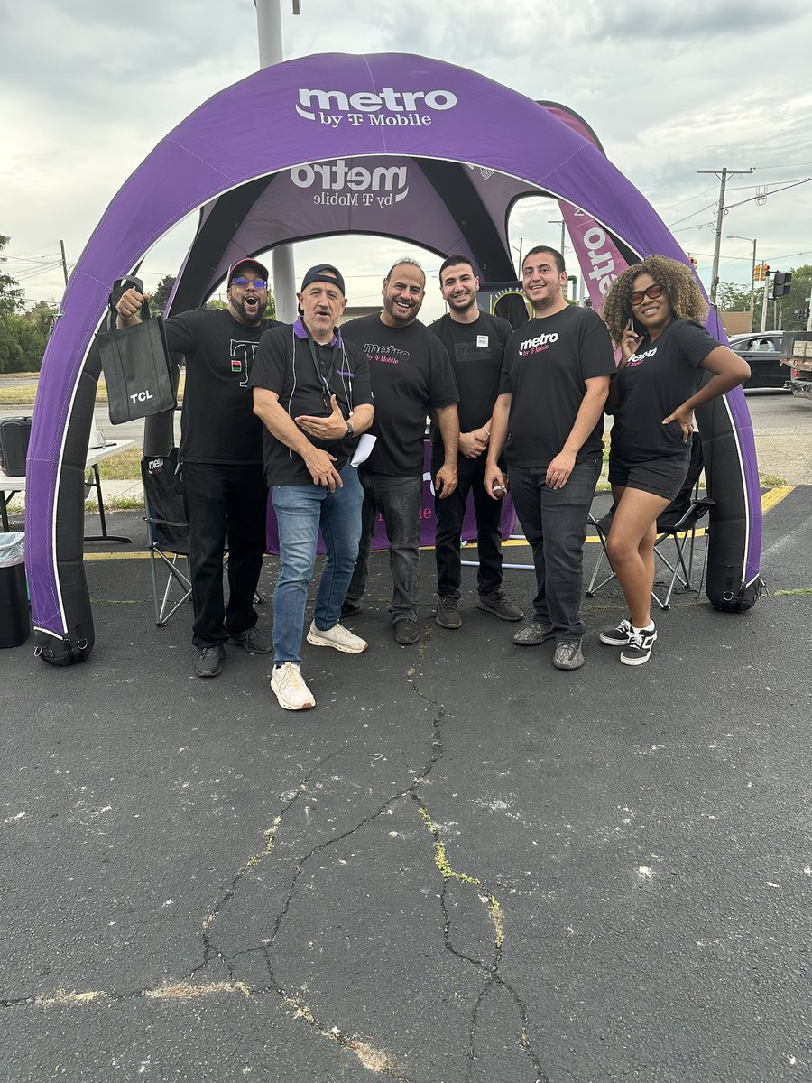 Rodney B (@thats_bowie) on Twitter photo Hanging out with Talk-A-Lot and Mound Wireless #FallInToMetro <a href="/b_barkoff/">B. Barkoff</a> <a href="/WinstonAwadzi/">Winston Awadzi</a> <a href="/thayesnet/">Terry Hayes</a> Hanging out with Talk-A-Lot and Mound Wireless #FallInToMetro <a href="/b_barkoff/">B. Barkoff</a> <a href="/WinstonAwadzi/">Winston Awadzi</a> <a href="/thayesnet/">Terry Hayes</a>