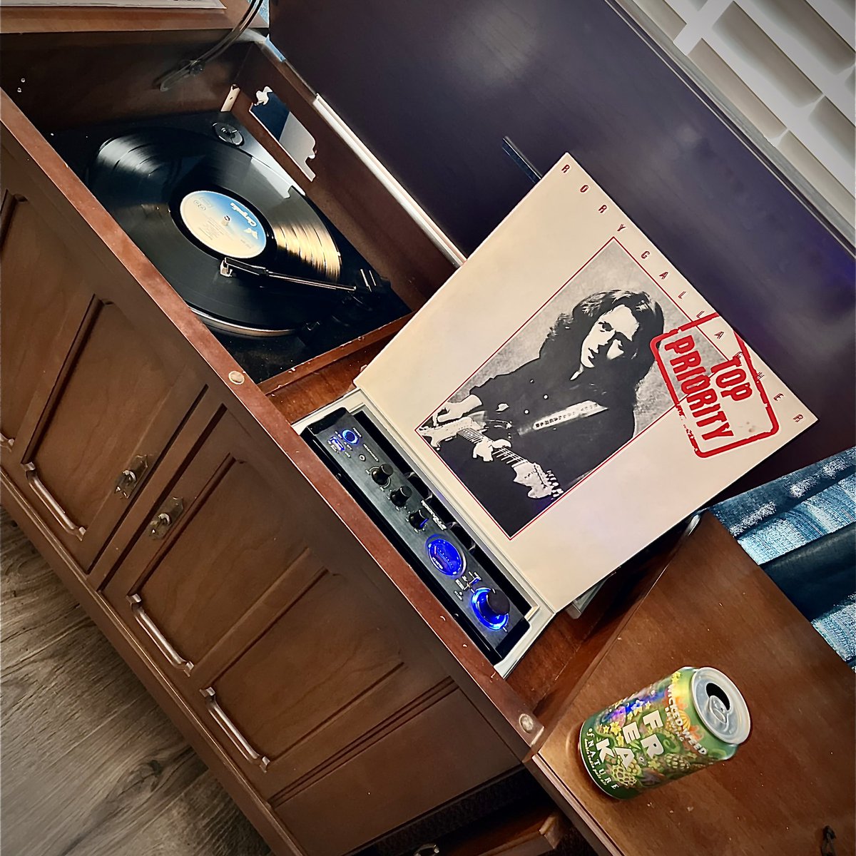 mpgeiser's tweet image. Here’s where I landed for my first #FridaySpin…

Special thanks to @CaleGallagher for her amazing posts - which inspired me to check out #RoryGallagher

If you’re not familiar and love rock music - make it a #TopPriority to check him out…🤣

#BadPenny ❤️🤘

Durham spins…?🤔